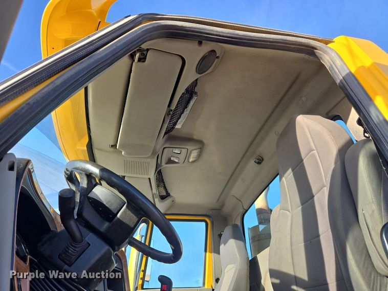 image for item DT7020 2011 International Prostar Premium truck