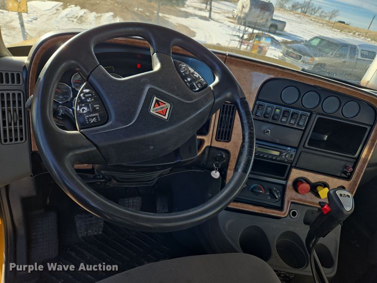 image for item DT7020 2011 International Prostar Premium truck