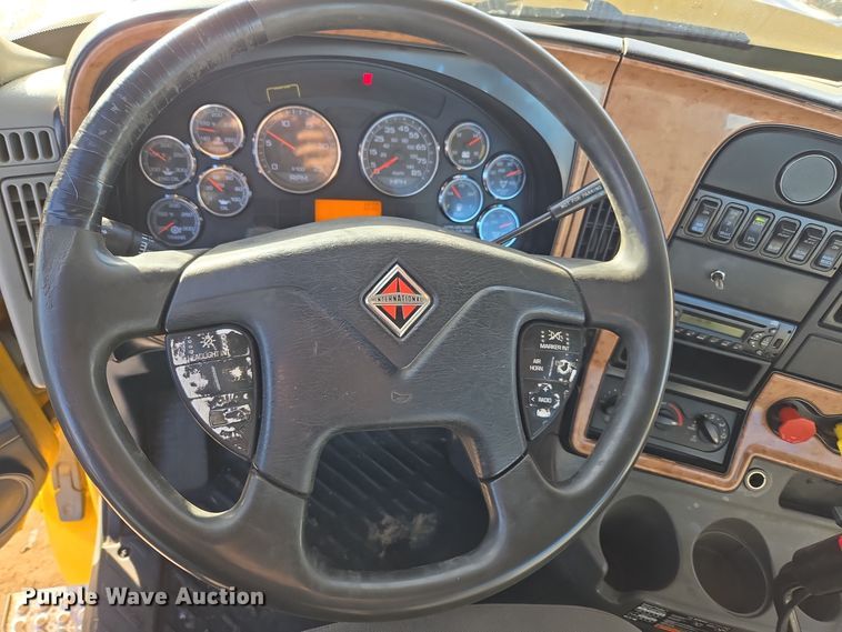 image for item DT7020 2011 International Prostar Premium truck