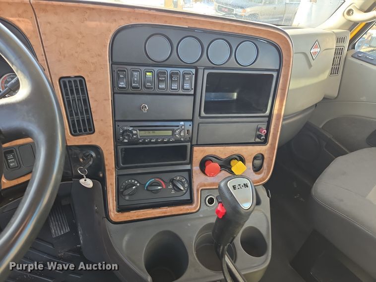 image for item DT7020 2011 International Prostar Premium truck