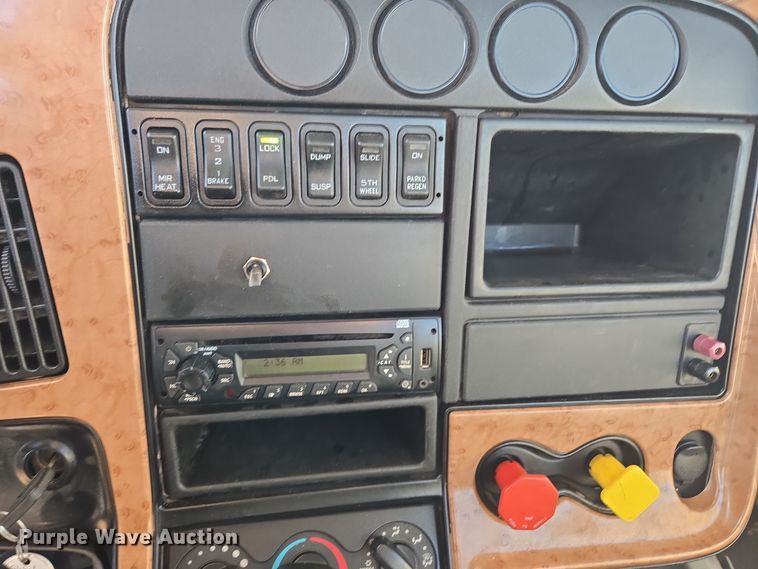 image for item DT7020 2011 International Prostar Premium truck