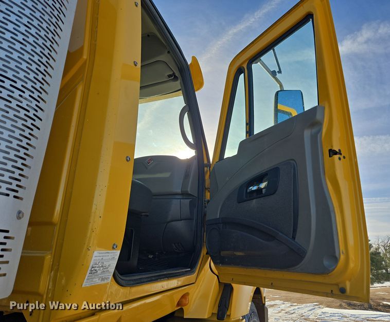 image for item DT7020 2011 International Prostar Premium truck