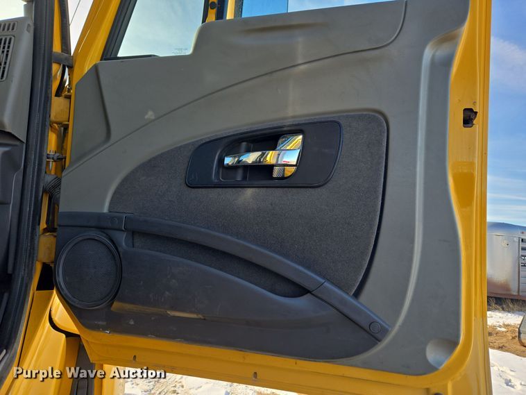 image for item DT7020 2011 International Prostar Premium truck