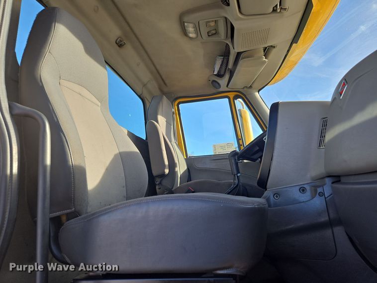 image for item DT7020 2011 International Prostar Premium truck