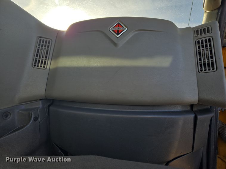 image for item DT7020 2011 International Prostar Premium truck