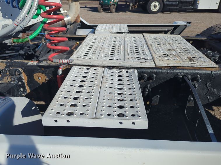 image for item EG2266 2002 Freightliner Century Class ST semi truck