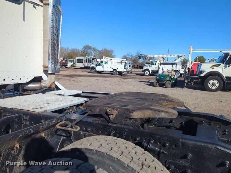 image for item EG2266 2002 Freightliner Century Class ST semi truck