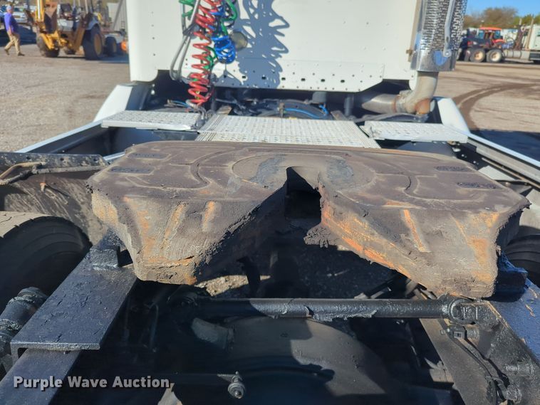 image for item EG2266 2002 Freightliner Century Class ST semi truck