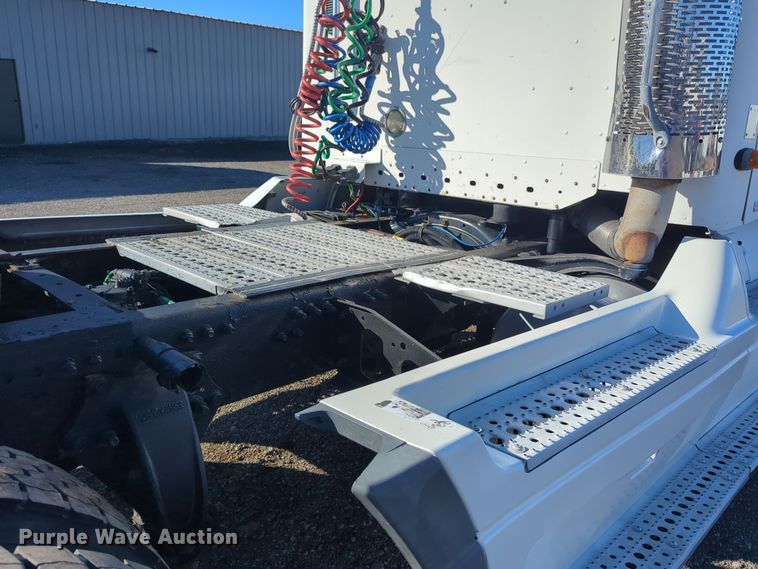 image for item EG2266 2002 Freightliner Century Class ST semi truck