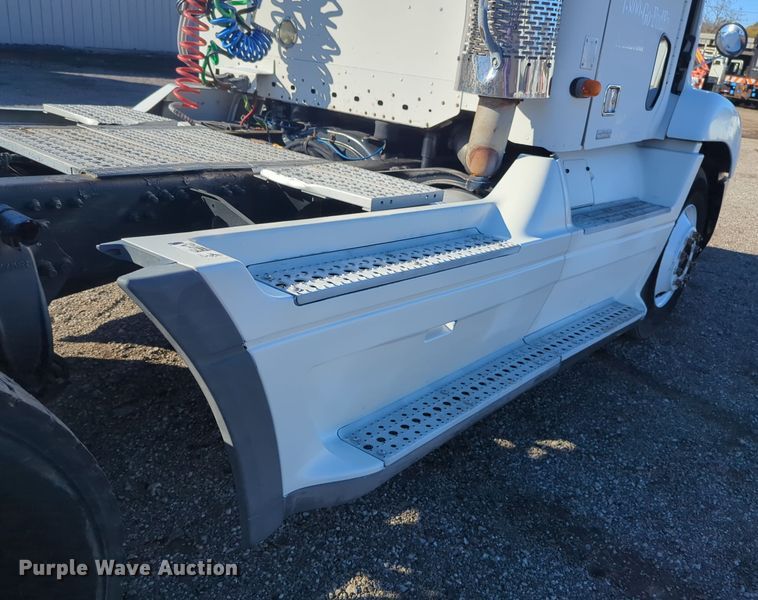 image for item EG2266 2002 Freightliner Century Class ST semi truck