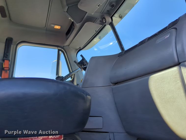 image for item EG2266 2002 Freightliner Century Class ST semi truck