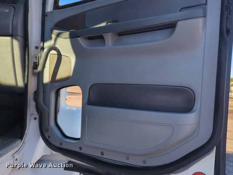 image for item EG2266 2002 Freightliner Century Class ST semi truck