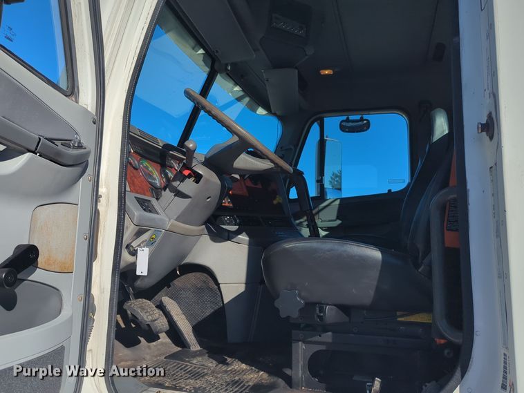 image for item EG2266 2002 Freightliner Century Class ST semi truck