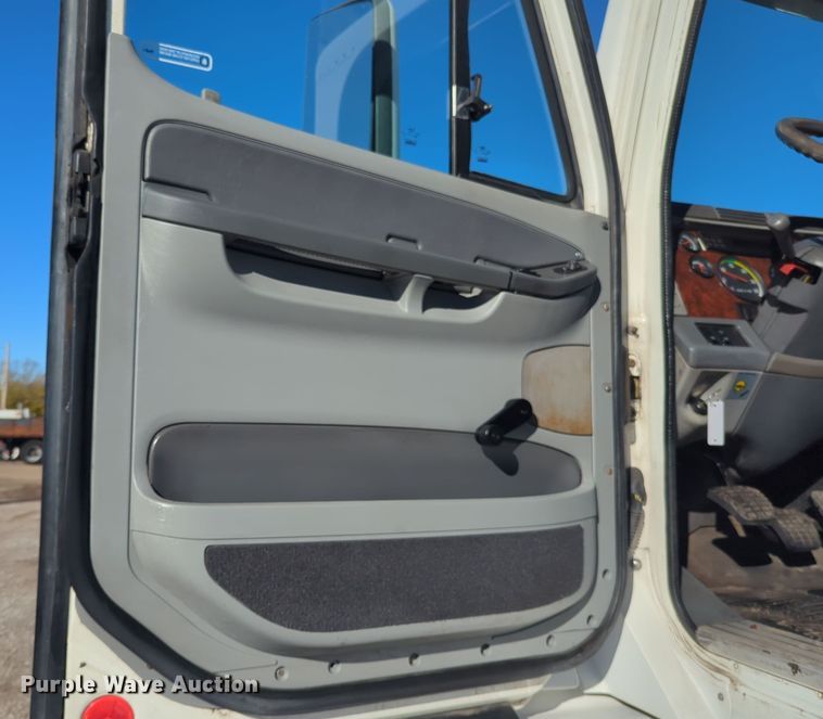 image for item EG2266 2002 Freightliner Century Class ST semi truck