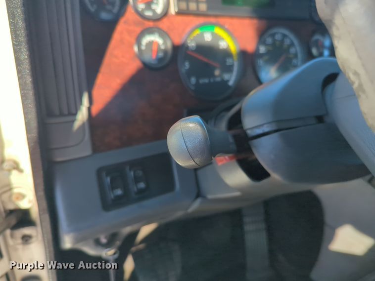 image for item EG2266 2002 Freightliner Century Class ST semi truck