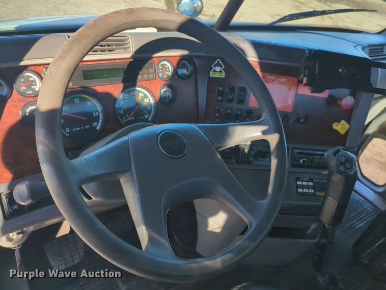 image for item EG2266 2002 Freightliner Century Class ST semi truck