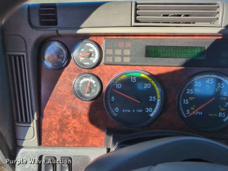 image for item EG2266 2002 Freightliner Century Class ST semi truck