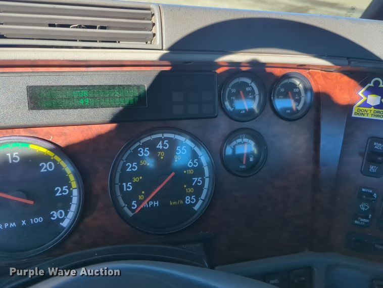 image for item EG2266 2002 Freightliner Century Class ST semi truck