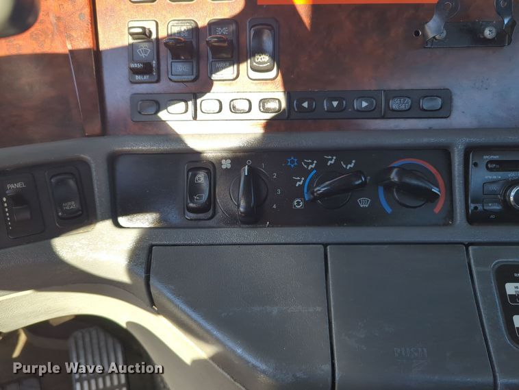 image for item EG2266 2002 Freightliner Century Class ST semi truck