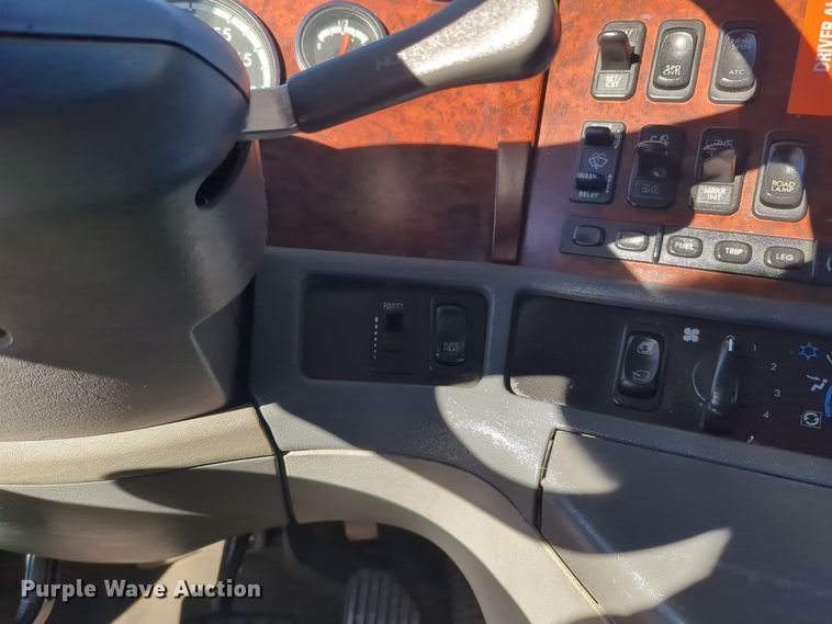 image for item EG2266 2002 Freightliner Century Class ST semi truck