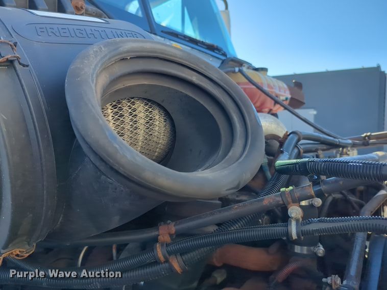 image for item EG2266 2002 Freightliner Century Class ST semi truck