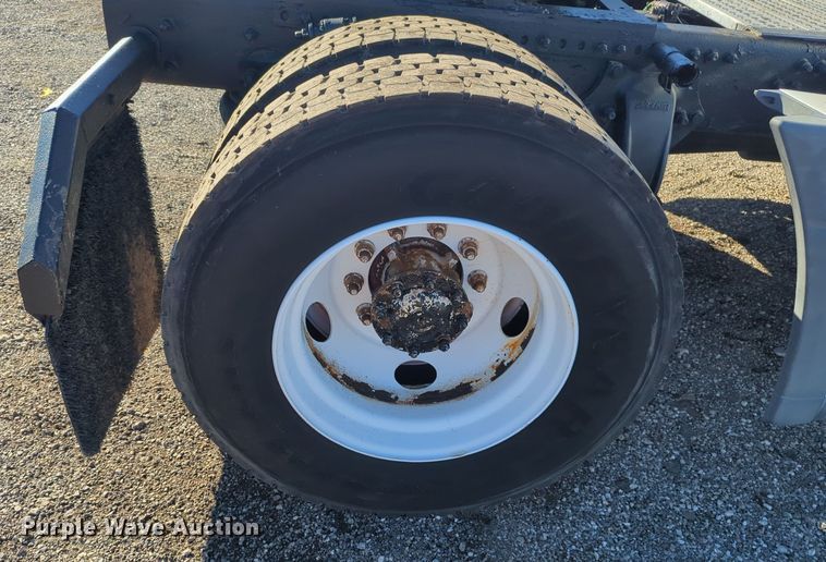 image for item EG2266 2002 Freightliner Century Class ST semi truck