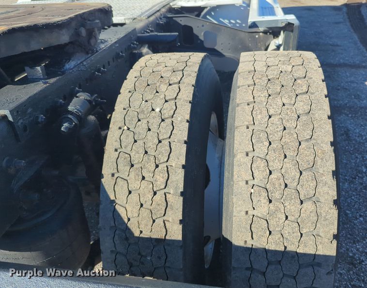 image for item EG2266 2002 Freightliner Century Class ST semi truck