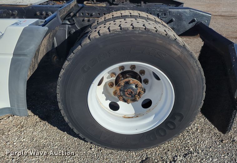 image for item EG2266 2002 Freightliner Century Class ST semi truck