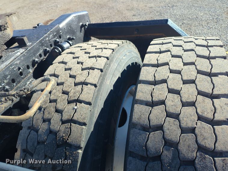 image for item EG2266 2002 Freightliner Century Class ST semi truck