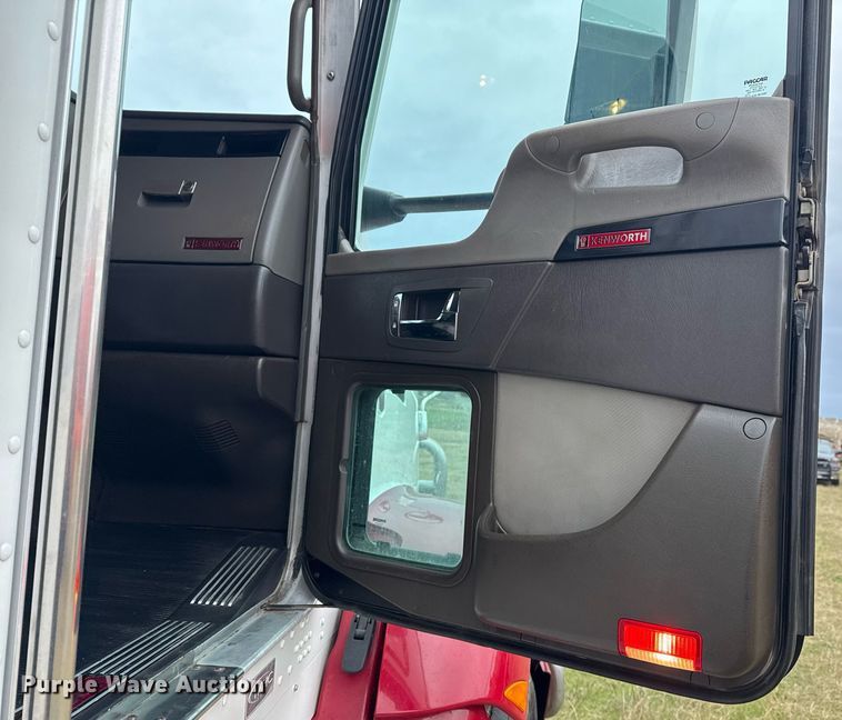 image for item EG2331 2013 Kenworth T660 semi truck