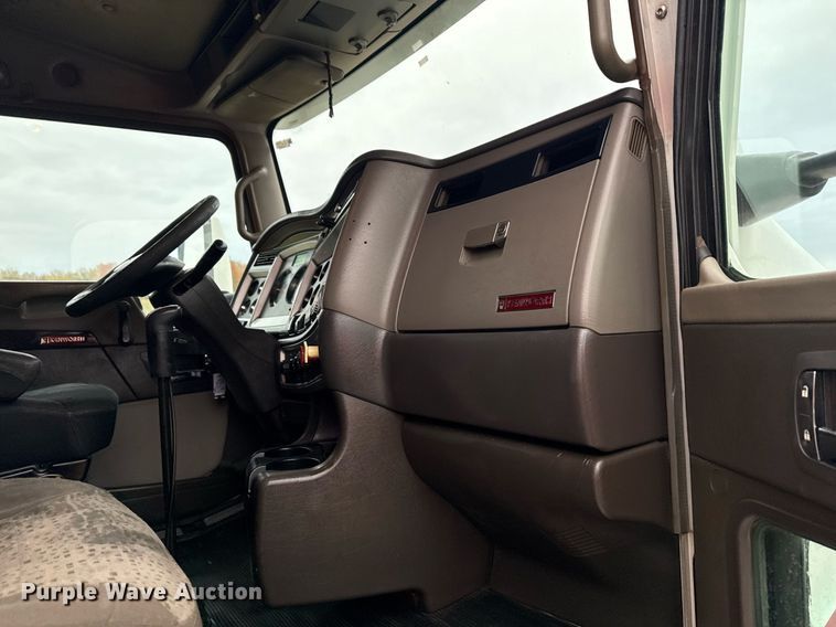 image for item EG2331 2013 Kenworth T660 semi truck