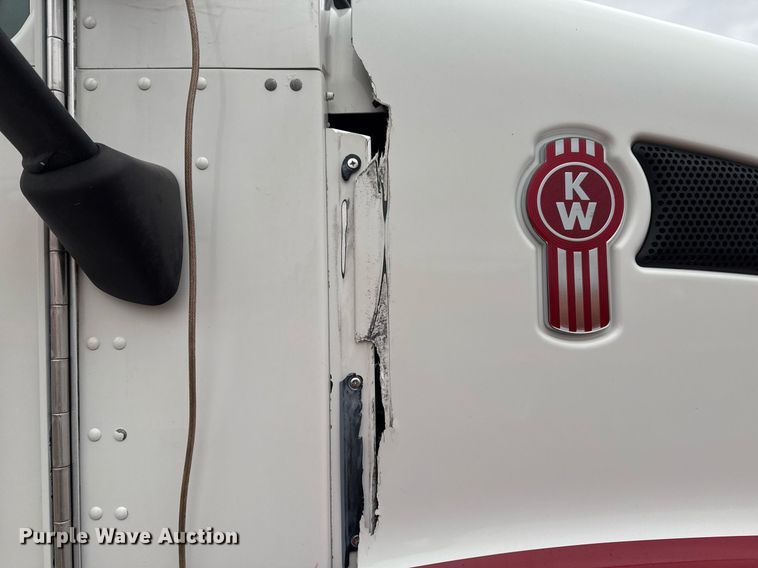 image for item EG2331 2013 Kenworth T660 semi truck