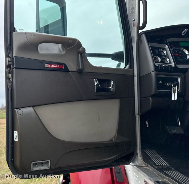 image for item EG2331 2013 Kenworth T660 semi truck