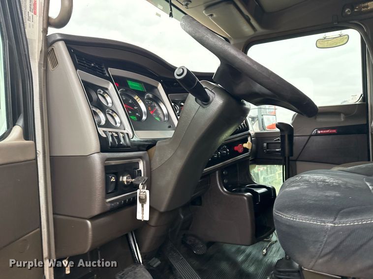 image for item EG2331 2013 Kenworth T660 semi truck