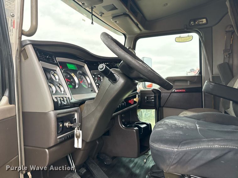 image for item EG2331 2013 Kenworth T660 semi truck