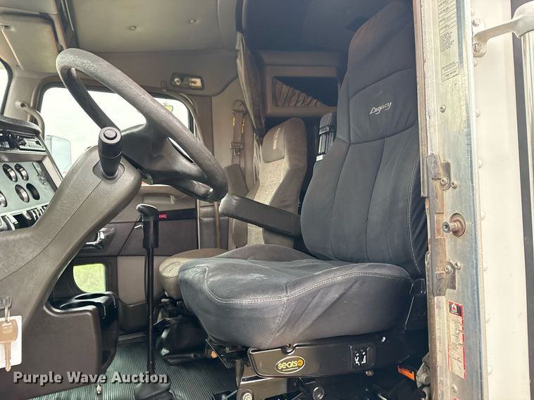 image for item EG2331 2013 Kenworth T660 semi truck