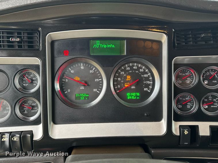 image for item EG2331 2013 Kenworth T660 semi truck