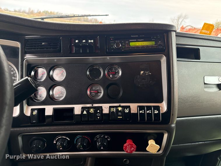 image for item EG2331 2013 Kenworth T660 semi truck