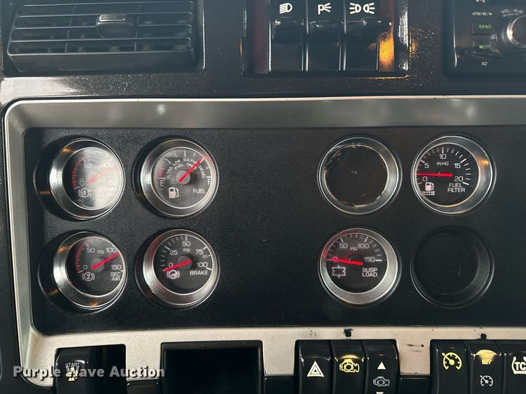 image for item EG2331 2013 Kenworth T660 semi truck