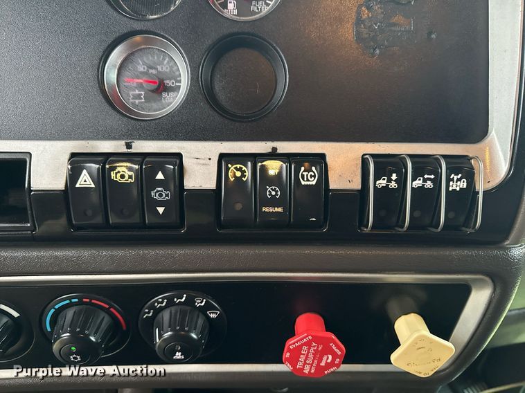 image for item EG2331 2013 Kenworth T660 semi truck