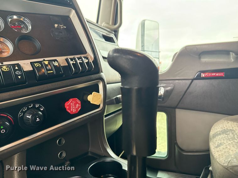 image for item EG2331 2013 Kenworth T660 semi truck