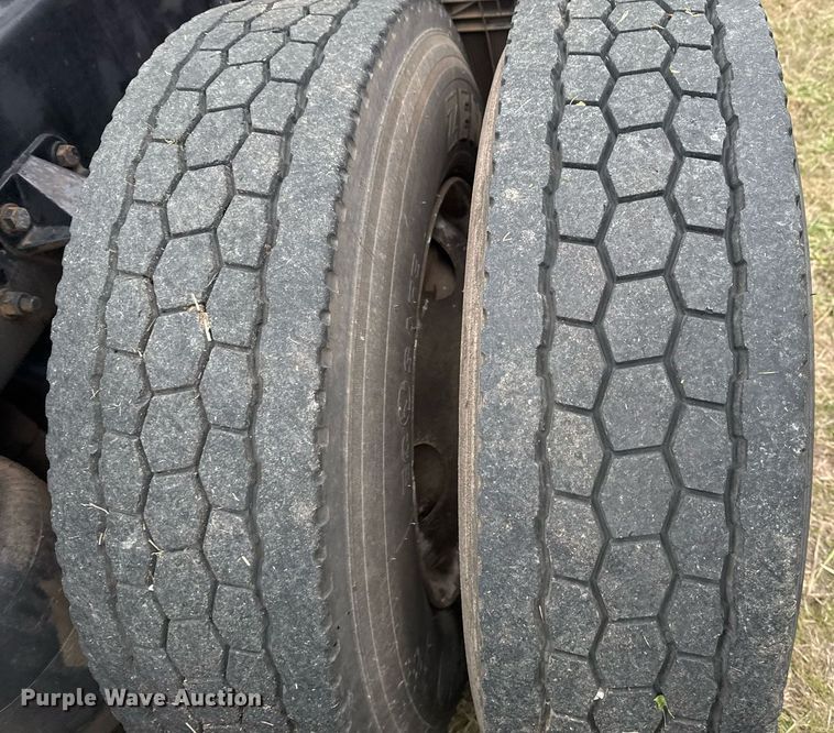 image for item EG2331 2013 Kenworth T660 semi truck