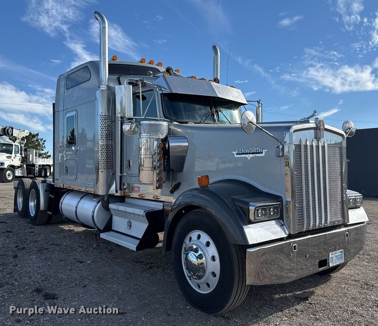 image for item EG2340 2006 Kenworth semi truck