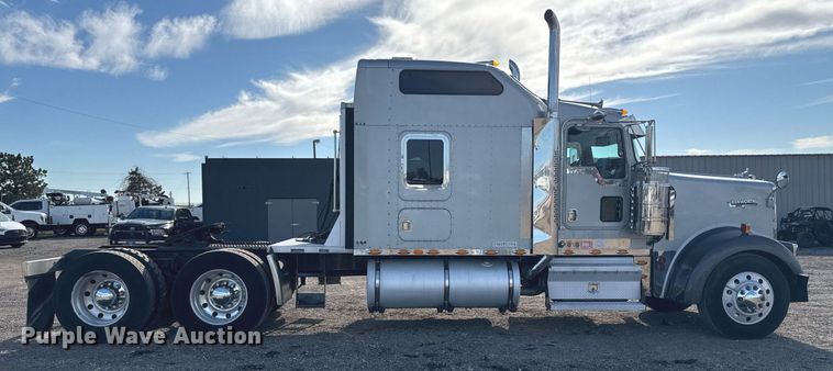 image for item EG2340 2006 Kenworth semi truck