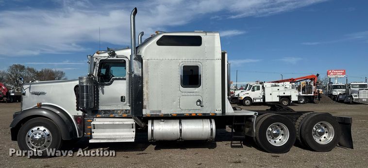 image for item EG2340 2006 Kenworth semi truck