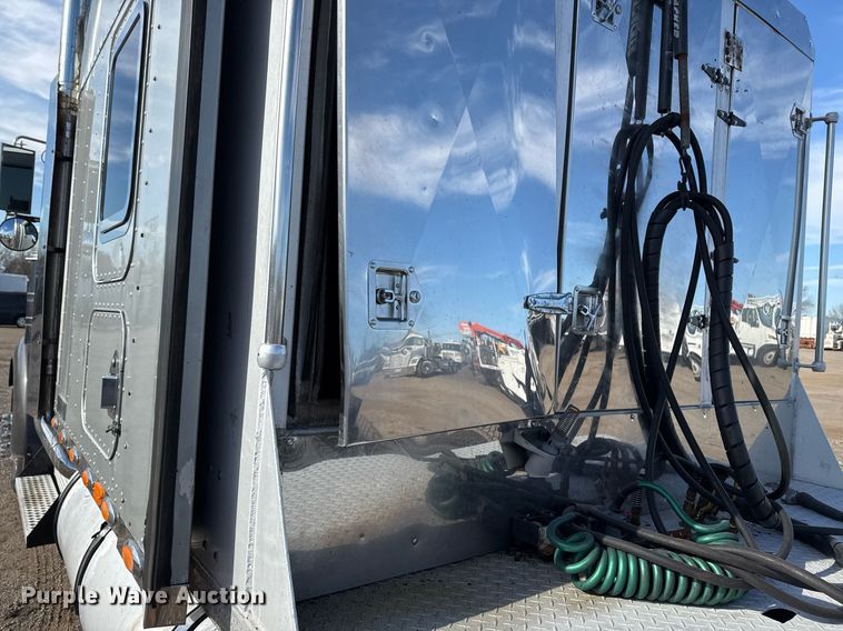 image for item EG2340 2006 Kenworth semi truck