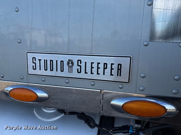 image for item EG2340 2006 Kenworth semi truck