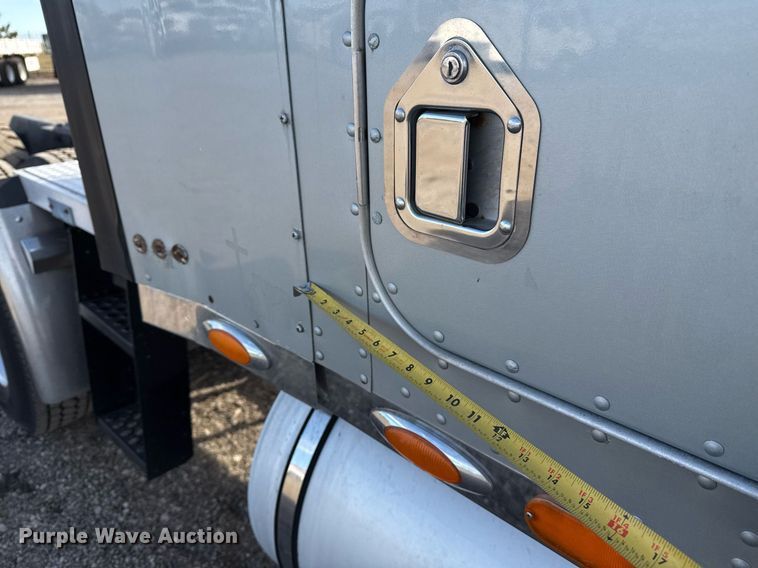 image for item EG2340 2006 Kenworth semi truck