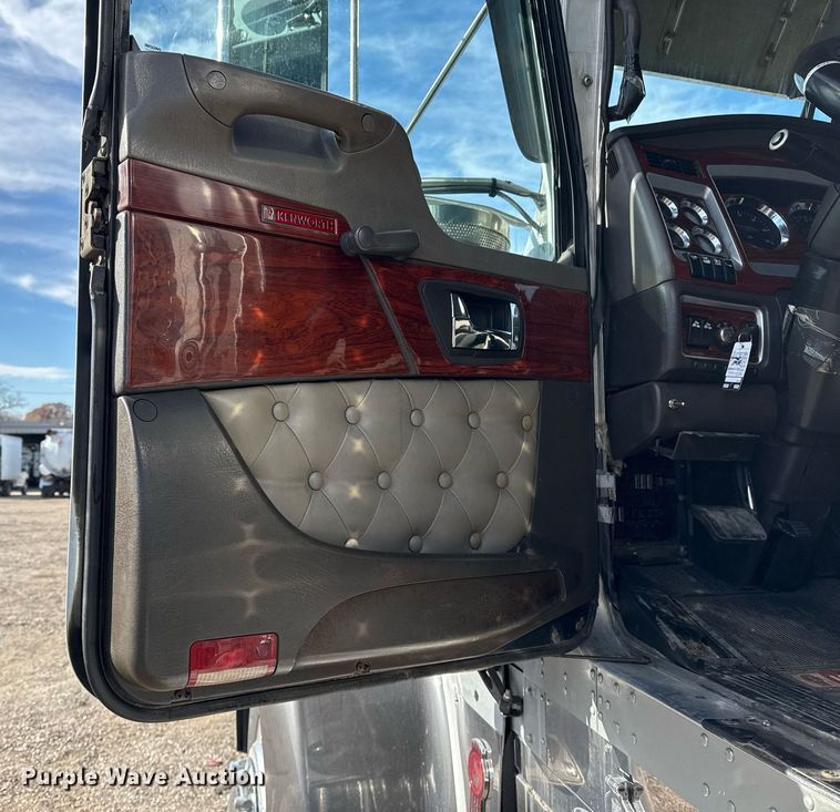 image for item EG2340 2006 Kenworth semi truck