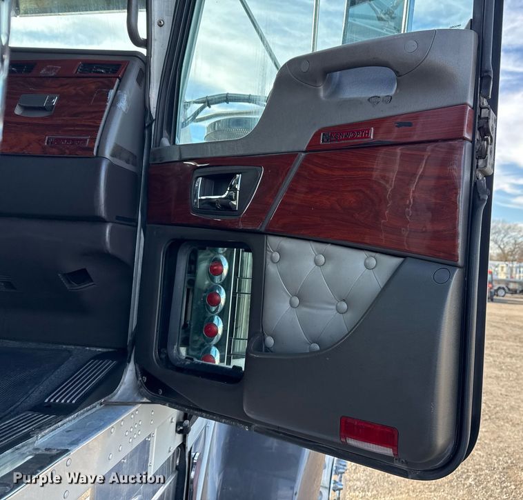 image for item EG2340 2006 Kenworth semi truck